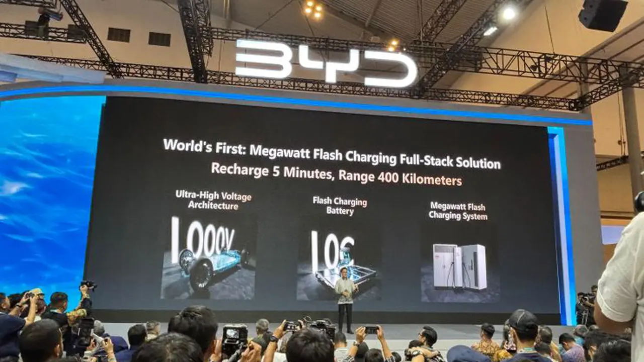 Hadir di GJAW 2025, BYD Pamer Teknologi Pengisian Baterai Super Cepat Megawatt-Charging (Arief A/Liputan6.com)