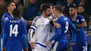 Penyerang Chelsea Diego Costa berseteru dengan penyerang Leicester City Jamie Vardy saat lanjutan liga Inggris di Stadion King Power Stadium, Liecester (15/12). Leicester menang atas Chelsea dengan skor 2-1. (Reuters/Andrew Yates)