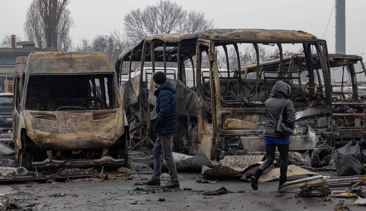 Sementara, Gubernur Odesa, Oblast Oleh Kiper, pada Kamis 12 Februari 2026 malam juga melaporkan gelombang kedua serangan pesawat nirawak Rusia telah merusak rumah-rumah, lokasi industri, serta infrastruktur energi. Tampak dalam foto, warga setempat memeriksa mobil-mobil yang rusak di Odesa pada Jumat 13 Februari 2026. (Oleksandr GIMANOV/AFP)