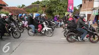 Pemudik menggunakan sepeda motor melintas jalur Pantura dari Indramayu menuju Cirebon, Jawa Barat, Rabu (15/7/2015). Pada H-2 Lebaran, jalur Pantura dipadati kendaraan pemudik khususnya kendaraan roda dua. (Liputan6.com/Herman Zakharia)