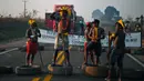 Masyarakat suku Kayapo saat memblokir jalan raya utama Trans-Amazonian dengan melakukan barikade menggunakan ban bekas di Novo Progresso di Negara Bagian Para, Brasil (17/8/2020). (AFP Photo/Carl De  Souza)