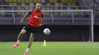 Pemain Timnas Palestina, Mohammed Rashid menjalani sesi latihan di Stadion Gelora Bung Tomo, Surabaya, Selasa (13/6/2023) malam jelang pertandingan FIFA Matchday melawan Timnas Indonesia. (Bola.com/Aditya Wany)
