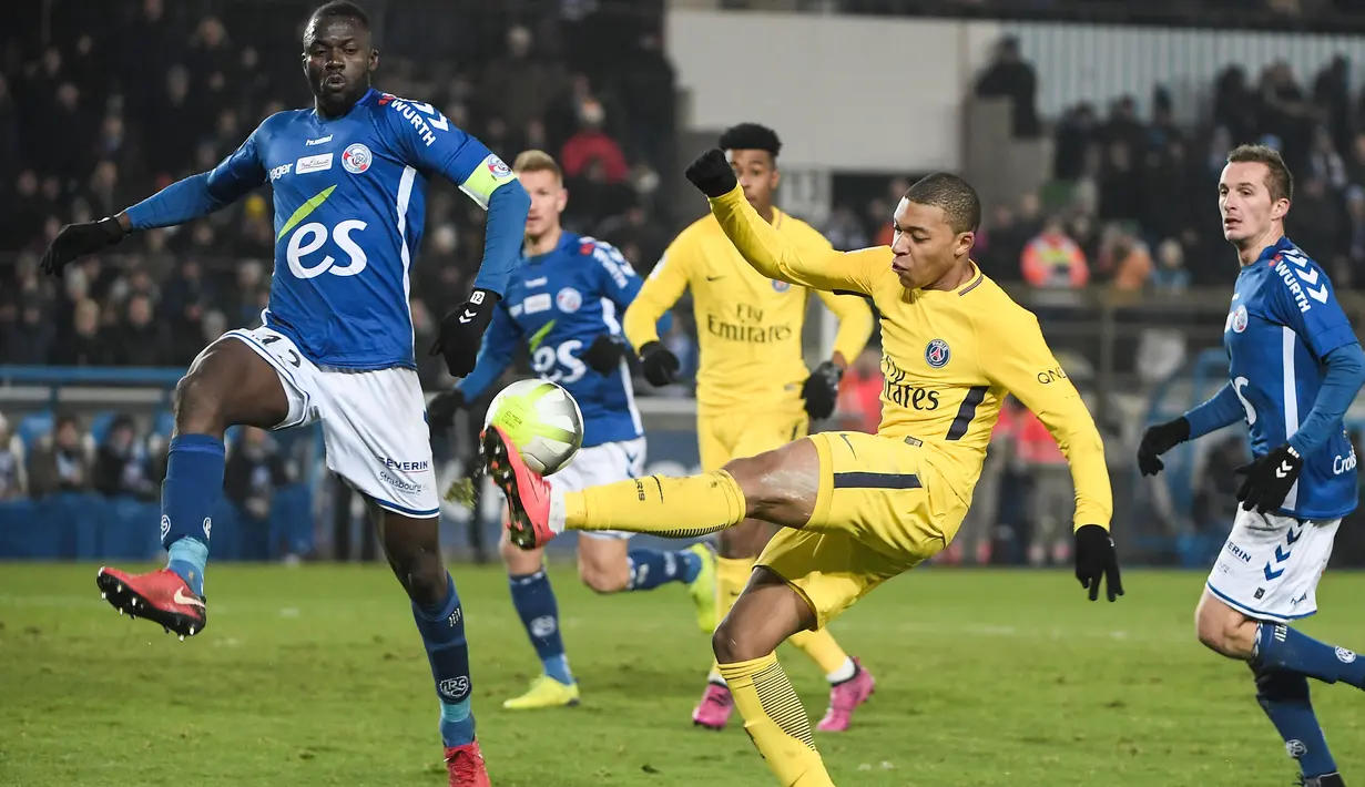 Pemain PSG, Kylian Mbappe (tengah) melepaskan tembakan ke gawang Strasbourg (RCSA) pada lanjutan Ligue 1 Prancis di Meinau Stadium, Strasbourg, (2/12/2017). PSG kalah 1-2 dari Strasbourg. (AFP/Frederick Florin)