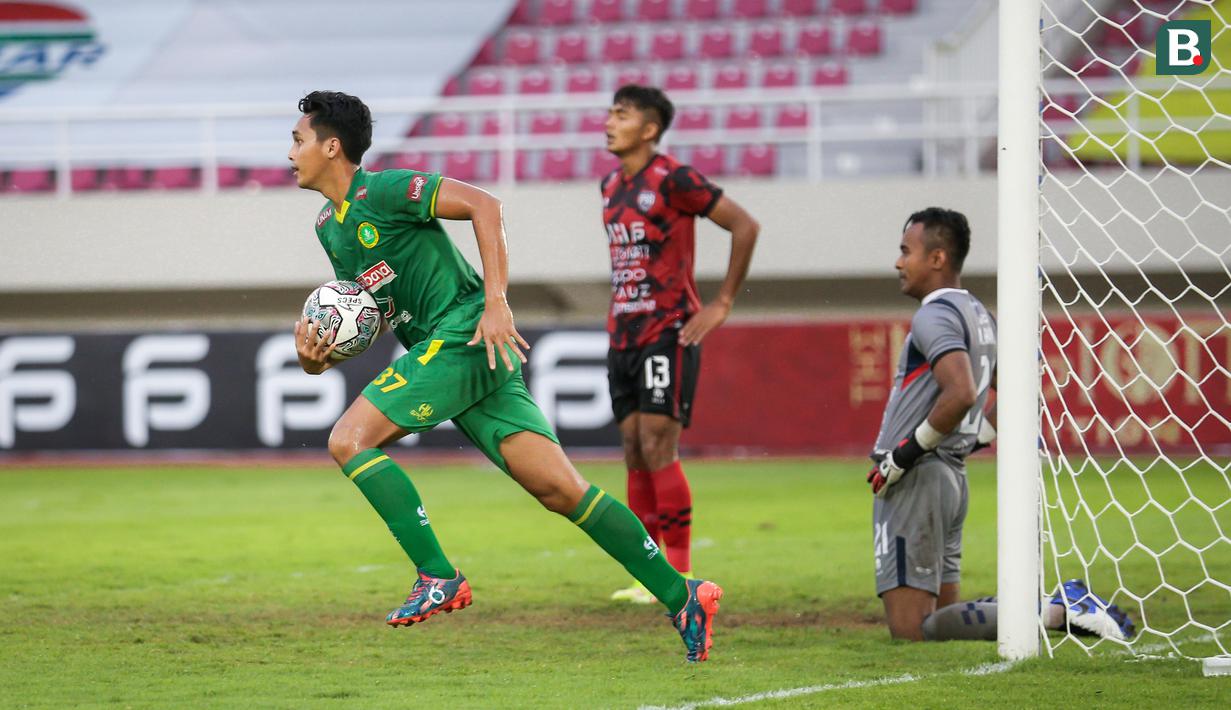 Pemain Hizbul Wathan FC, Rizky Sena Eka Pradana melakukan selebrasi usai mencetak gol penyeimbang 1-1 ke gawang PSG Pati dalam laga matchday ke-10 Grup C Liga 2 2021/2022 di Stadion Manahan, Solo, Selasa (30/11/2021). (Bola.com/Bagaskara Lazuardi)