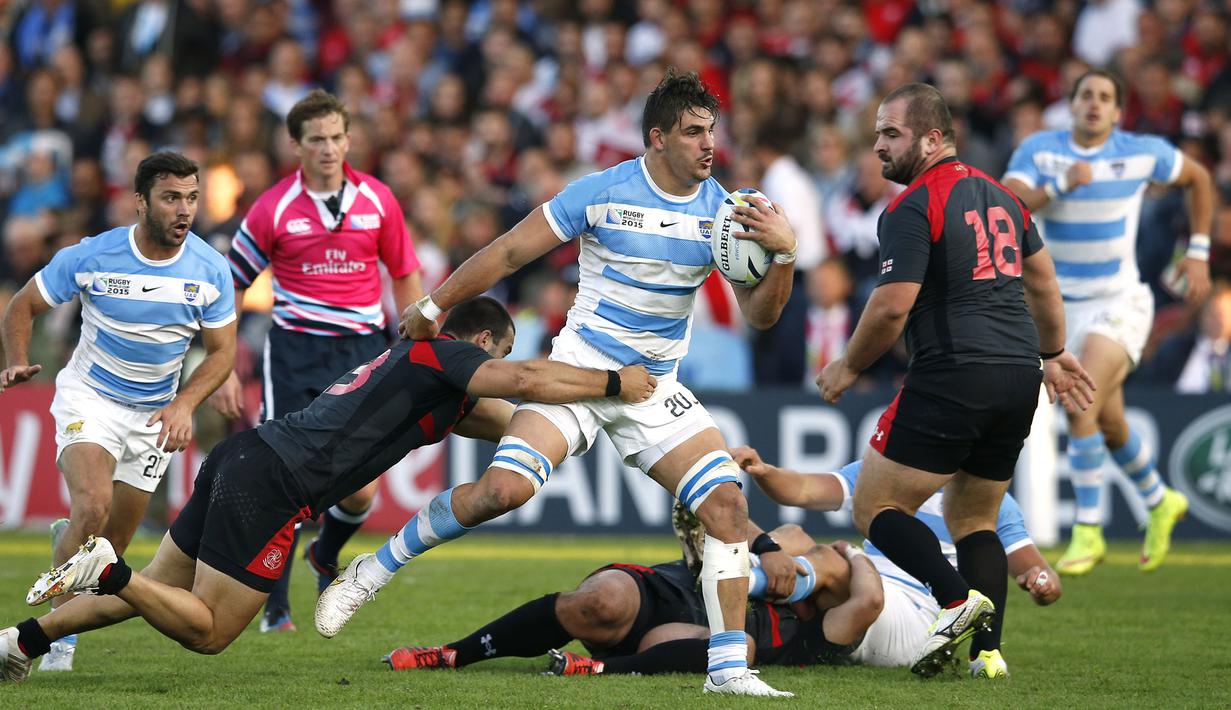 Pemain rugby Argentina, Pablo Matera berusaha melewati hadangan pemain rugby Georgia, Davit Kacharava pada laga Piala Dunia Rugby di Kingsholm, Inggris, Jumat (25/9/2015). (Reuters / Paul Childs)