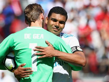 Gelandang Real Madrid, Casemiro, memberikan selamat kepada kiper Manchester United, David De Gea, usai laga ICC 2017 di Stadion Levi's, California, Minggu (23/7/2017). MU menang atas Madrid 2-1 melalui adu penalti. (AFP/Ezra Shaw) 