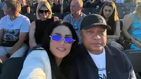 Krisdayanti terbang ke Jerman bersama sang suami, Raul Lemos. Salah satu agenda melawat Negeri Panser ternyata nonton konser Adele di Munich Messe. (Foto: Dok. Instagram @krisdayantilemos)