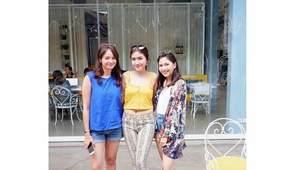 Short denim jadi andalan Enzy dan Mila saat liburan bareng. Dari Singapura sampai Bali, keduanya kompak pakai celana pendek jeans, nih. [Foto: Instagram @jscmila]