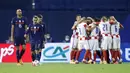 Pemain Prancis (kiri) bereaksi setelah pemain Kroasia Nikola Vlasic mencetak gol pada pertandingan UEFA Nations League di Stadion Maksimir, Zagreb, Kroasia, Rabu (14/10/2020. Prancis menang dengan skor 2-1. (AP Photo/Darko Bandic)