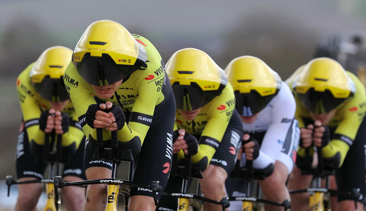 Tim Visma-Lease berkompetisi selama stage ketiga Paris-Nice 2024 di Auxerre, Paris, Prancis, 5 Maret 2024. (AFP/Thomas Samson)