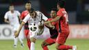 Pemain Indonesia, Irfan Jaya, berebut bola dengan pemain Palestina, Ahmed Qatmish, pada laga Asian Games di Stadion Patriot, Bekasi, Jawa Barat, Rabu (15/8/2018). (Bola.com/Peksi Cahyo)