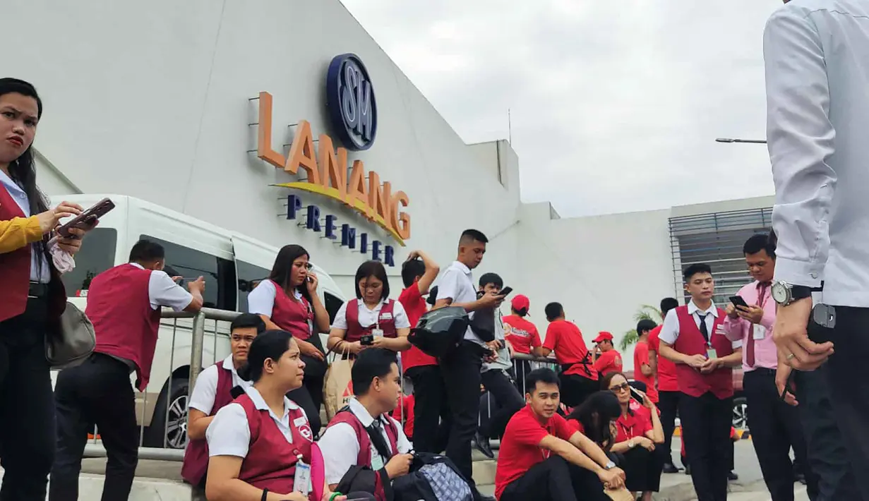 Warga langsung keluar menjauh dari gedung-gedung dan berkumpul di zona aman. (Bobbie ALOTA/AFP)