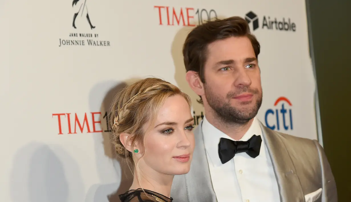 Meski dilanda kesedihan, John tak ingin berlarut dan mengatakan bahwa mereka akan tetap makan malam bersama untuk merayakan ulang tahun Emily Blunt. (BEN GABBE / GETTY IMAGES NORTH AMERICA / AFP)