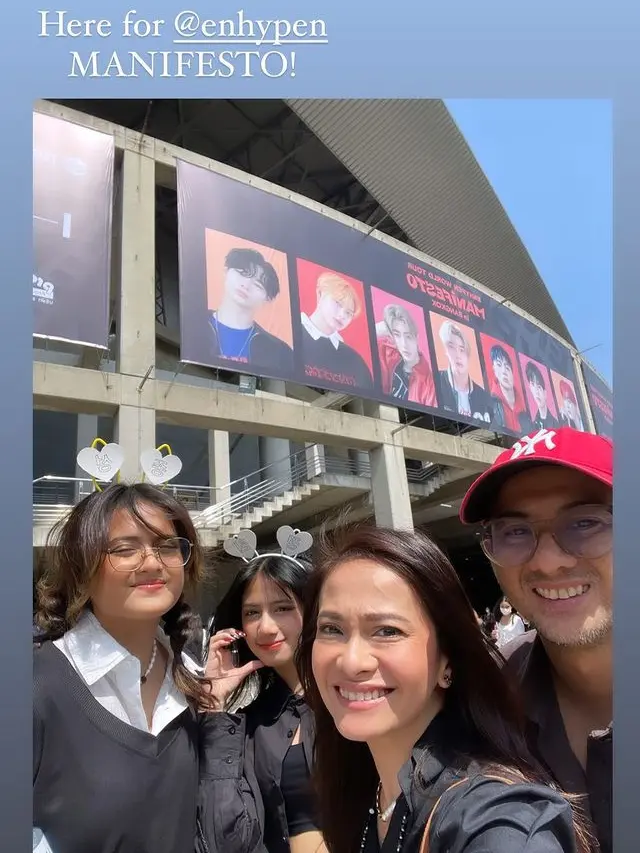 Ersa Mayori dan Otto Djauhari menemani putri mereka nonton konser ENHYPEN. (Foto: Instagram Stories Ersa Mayori)