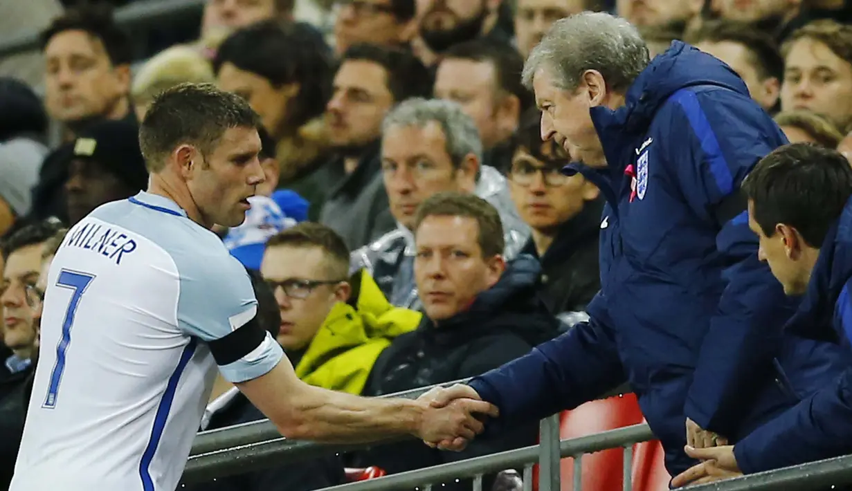 Pemain Inggris, James Milner berjabat tangan dengan pelatih Roy Hodgson saat digantikan Dele Alli pada laga persahabatan di Stadion Wembley, London, Rabu (30/3/2016) dini hari WIB. Belanda menang 2-1. (Reuters/Darren Staples)