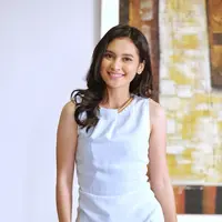 "Ini film pertama kali aku bareng Junot, jadi membangun chemistri bareng dia tuh agak berat. Kan baru pertama ketemu, waktu reading juga kurang. Tapi Alhamdulillah selama ini lancar, chemistri juga bagus," ucapnya. (Adrian Putra/Bintang.com)