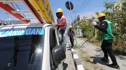Petugas PLN memperbaiki jaringan listrik di Palu, Sulawesi Tengah, Sabtu (6/10). PT Perusahaan Listrik Negara mengerahkan lebih dari 300 orang tim gabungan yang berasal dari berbagai daerah. Liputan6.com/Fery Pradolo)