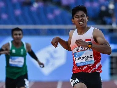 Atlet Indonesia, Saptoyogo Purnomo berlomba saat cabang olahraga Para Athletics Asian Para Games 2023 nomor Men's 400m-T37 yang berlangsung di Huanglong Sport Centre Stadium, Provinsi Zhejiang, China, Senin (23/10/2023). Ia mencatatkan waktu 54.80 detik. (AFP/Hector Retamal)
