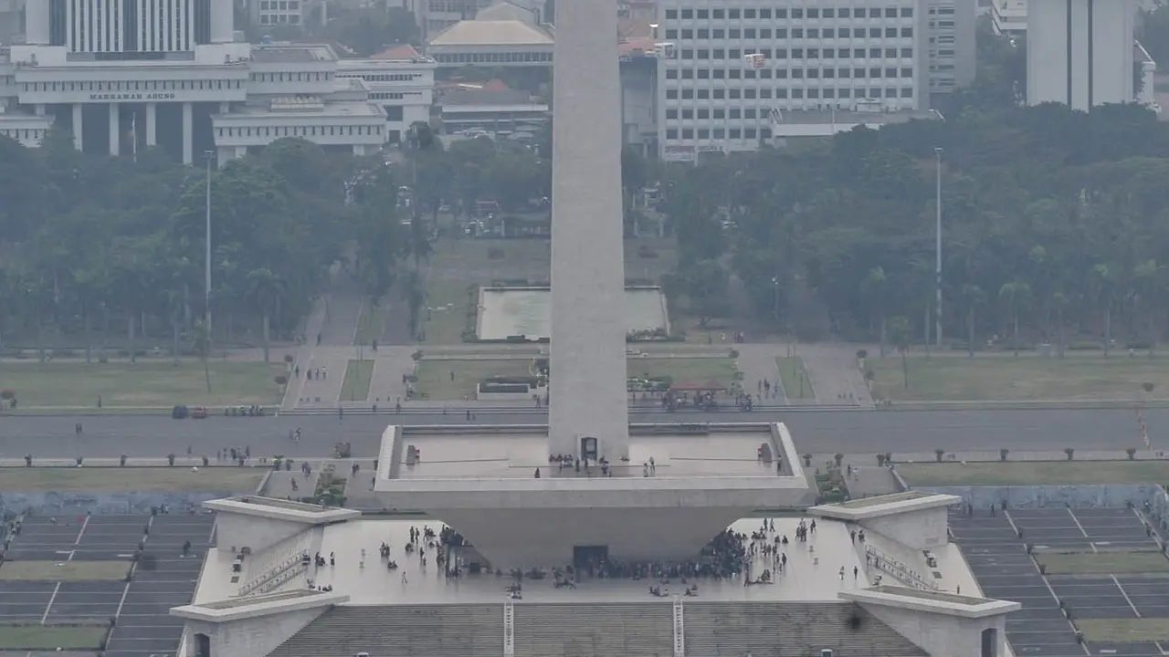 Jakarta Diselimuti Kabut