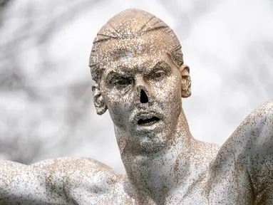 Penampakan hidung patung Zlatan Ibrahimovic yang rusak, Malmo, Swedia, Minggu (22/12/2019). Perusakan patung yang terjadi untuk kesekian kali tersebut dilakukan fans Malmo karena kecewa sang idola membeli saham di klub rival, Hammarby. (Johan Nilsson/TT News Agency via AP)