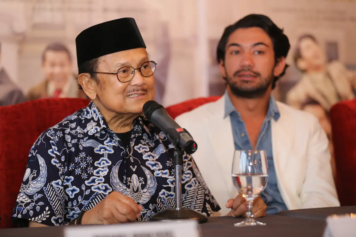 [Bintang] Syukuran Kemenangan Reza Rahadian dan Tya Subijakto