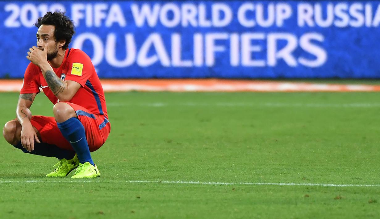 Gelandang Cile, Jorge Valdivia, tampak kecewa usai gagal lolos ke Piala Dunia 2018 setelah dikalahkan Brasil pada laga kualifikasi di Stadion Allianz Parque, Sao Paulo, Selasa (10/10/2017). Brasil menang 3-0 atas Cile. (AFP/Nelson Almeida)