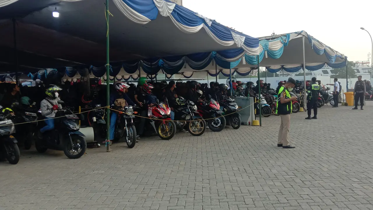 Suasana pemudik sepeda motor di Pelabuhan Ciwandan