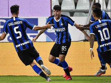 Pemain Inter Milan, Alessandro Bastoni, melakukan selebrasi usai membobol gawang Parma pada laga Serie A di Stadion Ennio Tardini, Minggu (28/6/2020). Inter Milan menang 2-1 atas Parma. (AP/Marco Alpozzi)