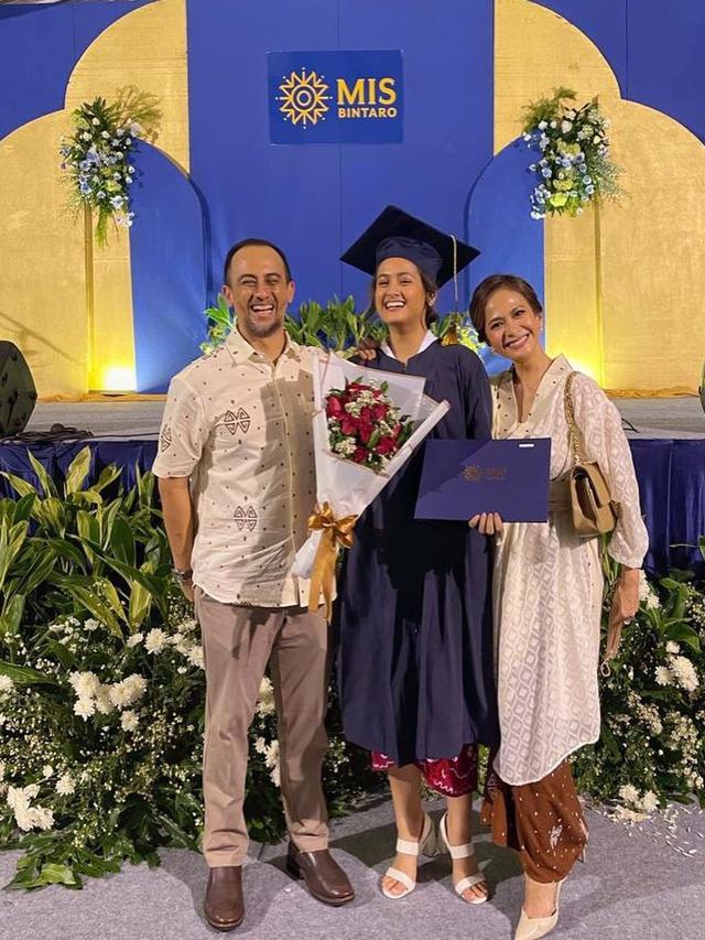 6 Potret Aiska Vairana Anak Ersa Mayori di Acara Wisuda SMA, Curi Perhatian