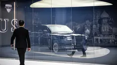 Pengunjung melihat mobil limosin Aurus Senat milik Presiden Rusia Vladimir Putin di Moscow International Motor Show di Moskow (29/8). Mobil ini memiliki panjang 6 meter dan mesin V8 4.400 cc dipasangi dua buah turbo. (AFP Photo/Alexander Nemenov)