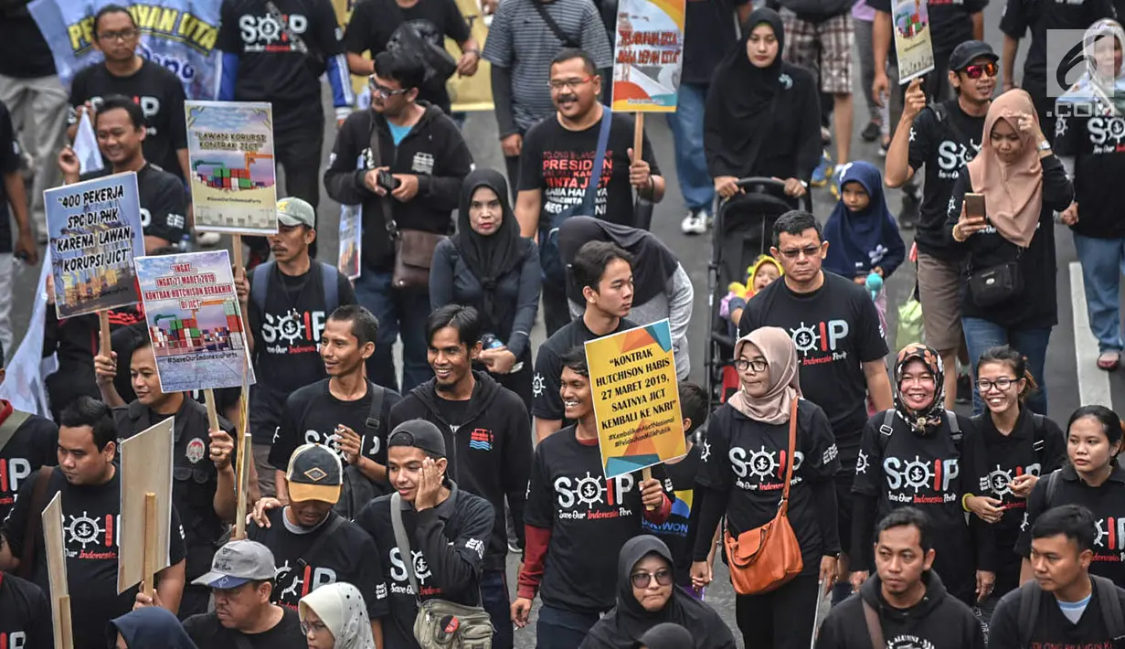 Massa Serikat Pekerja Container (SPC) membawa sejumlah poster saat menggelar karnaval pelabuhan di area CFD, Jalan Thamrin, Jakarta, Minggu (17/2). Massa menolak liberalisasi pengelolaan Pelabuhan Tanjung Priok oleh vendor asing. (Liputan6.com/HO/Mico)