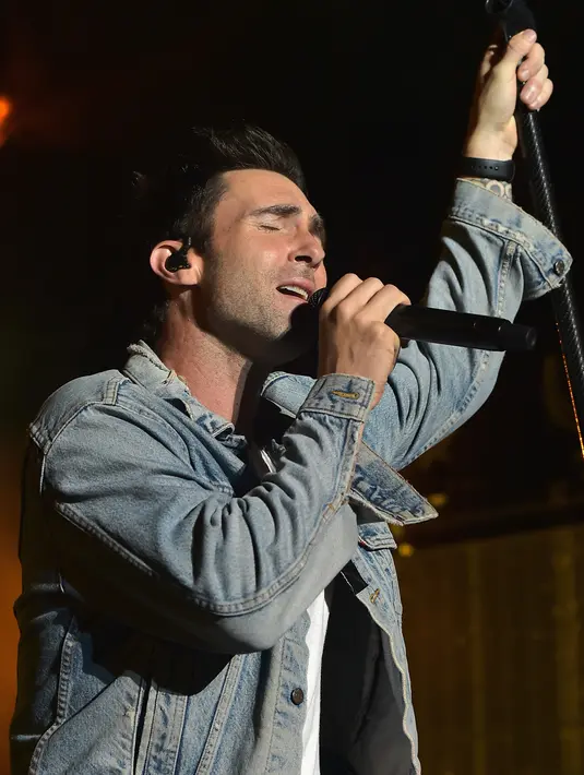 Menjadi orang tua baru, Adam dan behati tak menolak masukan-masukan yang datang dari orang-orang  terdekat soal cara merawat buah hatinya. Namun, keduanya tetap berprinsip melakukan yang terbaik dengan cara yang mereka ketahui. (AFP/Bintang.com)