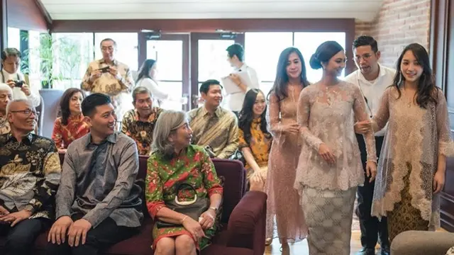 6 Momen Pertunangan Nadia Saphira, Cantik dengan Rambut di Sanggul