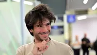 Reaksi pengacara Prancis-Spanyol Juan Branco setibanya di bandara Roissy-Charles-de-Gaulle, di luar Paris, setelah dia ditempatkan di bawah pengawasan yudisial dan diusir dari Senegal, Selasa (8/8/2023). (Miguel MEDINA / AFP)