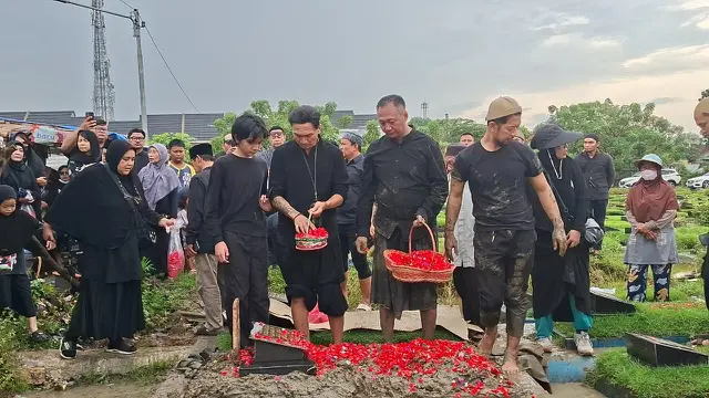 Pemakaman Ibunda Anji Manji. (M Altaf Jauhar/ Liputan6.com)