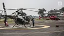 Dua helikopter jenis Bell 505 bersiap membawa pemudik di Bandara khusus Wiladatika, Cibubur, Jakarta, Senin (3/6). Untuk musim mudik tahun 2019, Heli City melayani 30 penerbangan mudik ke berbagai daerah di Jawa Barat dengan tarif sekali terbang Rp16 juta-18 juta. (Liputan6.com/Faizal Fanani)