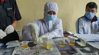 Anggota Polres Depok melakukan pemeriksaan tes urien untuk mencegah penggunaan narkoba di Polrestro Depok. (Liputan6.com/istimewa)