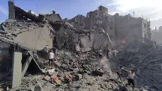 Warga Palestina memeriksa kerusakan bangunan yang hancur akibat serangan udara Israel di kamp pengungsi Jabalia di pinggiran Kota Gaza, Selasa, 31 Oktober 2023 (AP Photo/Abdul Qader Sabbah)