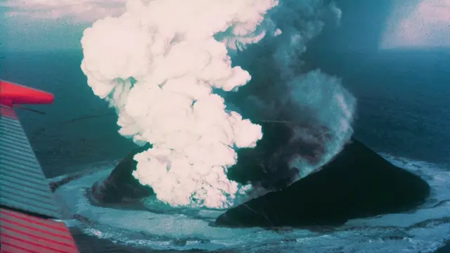 Pulau Surtsey, Islandia (Wikimedia Commons)