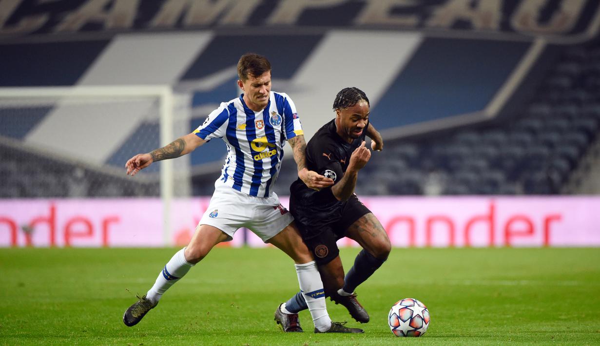 Gelandang FC Porto, Otavio (kiri) bersaing dengan penyerang Manchester City, Raheem Sterling pada matchday kelima Grup C Liga Champions di Estadio Do Dragao, Porto, Rabu (2/12/2020) dini hari WIB. Manchester City harus puas bermain 0-0 lawan Porto. (MIGUEL RIOPA / POOL / AFP)