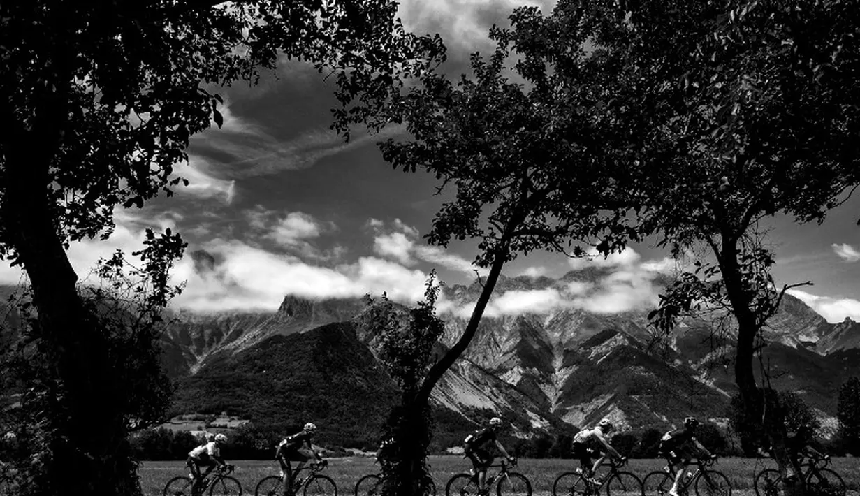 Iringan pebalap saat melahap Etape 18 Tour de France di Pegunungan Alpen, Prancis. (23/7/2015). (AFP Photo/Lionel Bonaventure)