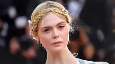 Elle Fanning berpose saat menghadiri screening film "Les Miserables" dalam acara Festival Film Cannes ke-72 di Prancis (15/5/2019). Aktris 21 tahun ini tampil cantik mengenakan gaun taman haute couture karya Valentino. (AP Photo/Arthur Mola)