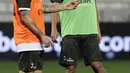 Pemain AC Milan, Carlos Bacca, berdiskusi dengan rekannya Suso (kiri) saat berlatih di Doha, Qatar, Kamis (22/12/2016). Latihan ini merupakan persiapan jelang laga penuh gengsi, Supercoppa Italiana melawan Juventus. (AFP/Karim Jaafar)