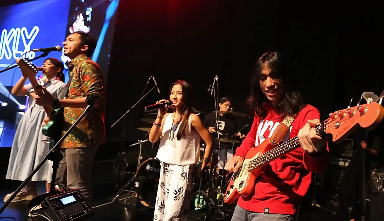 Ia pun meminta para penonton untuk lebih bergairah lagi. (Bambang E. Ros/Bintang.com)