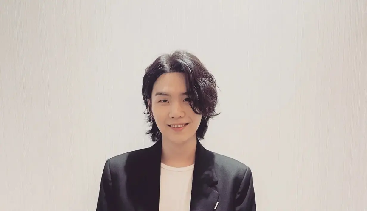 Suga terlihat menarik dengan rambut gondrongnya hingga selalu menjadi bahan perbincangan para pengemar saat ia memposting foto dengan tampilan itu. (FOTO: instagram.com/agustd/)