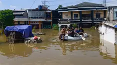 Para pemuda mengevakuasi warga saat banjir menggenangi kawasan RT 02/06, Kelurahan Petir, Kota Tangerang, Banten, Selasa (8/7/2025). (merdeka.com/Arie Basuki)