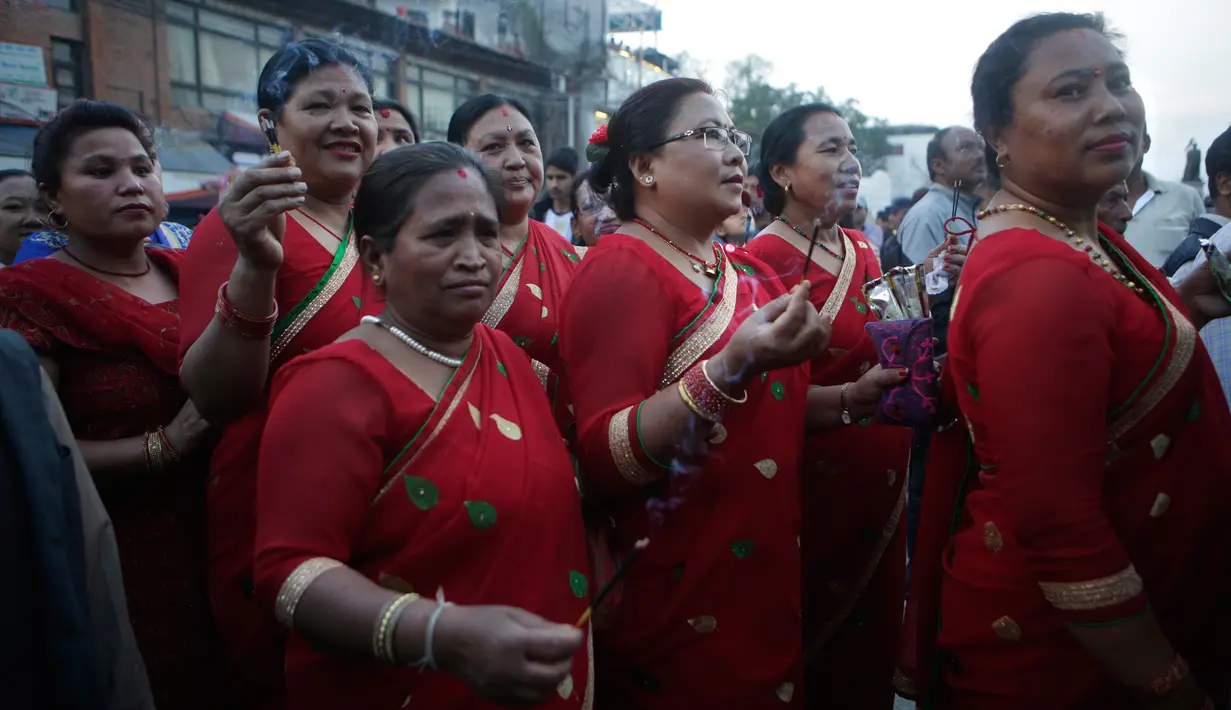 Sejumlah warga membawa dupa saat mengikuti festival Seto Machindranath di Kathmandu, Nepal (4/4). Seto Machindranath adalah dewa yang disembah oleh kedua penganut keyakinan Hindu dan Budha di Kathmandu. (AP Photo / Niranjan Shrestha)