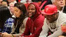 Floyd Mayweather Jr saat menyaksikan pertandingan NBA antara Miami Heat dan Milwaukee Bucks, AS, Rabu (28/1/2015). (Dailymail)