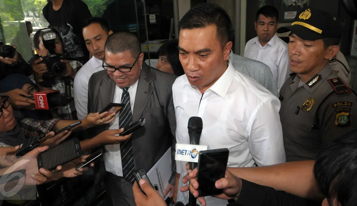 Bupati Rokan Hulu, Suparman, didampingi pengacaranya berjalan keluar Gedung KPK, Jakarta, Selasa (10/5). Bupati Rokan Hulu diperiksa sebagai tersangka kasus korupsi pembahasan Rancangan APBD Riau tahun 2014 dan 2015. (Liputan6.com/Helmi Afandi)