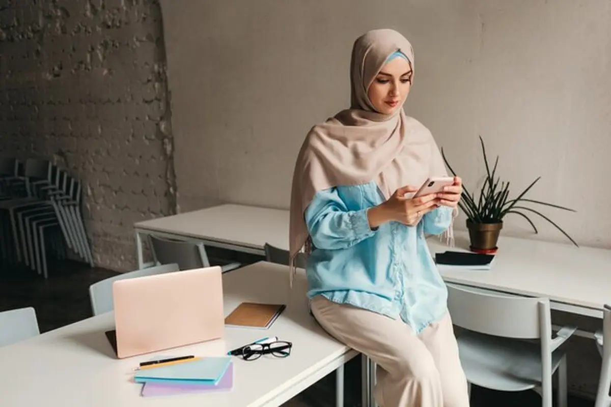 Ilustrasi Islami, muslimah, belajar hadis